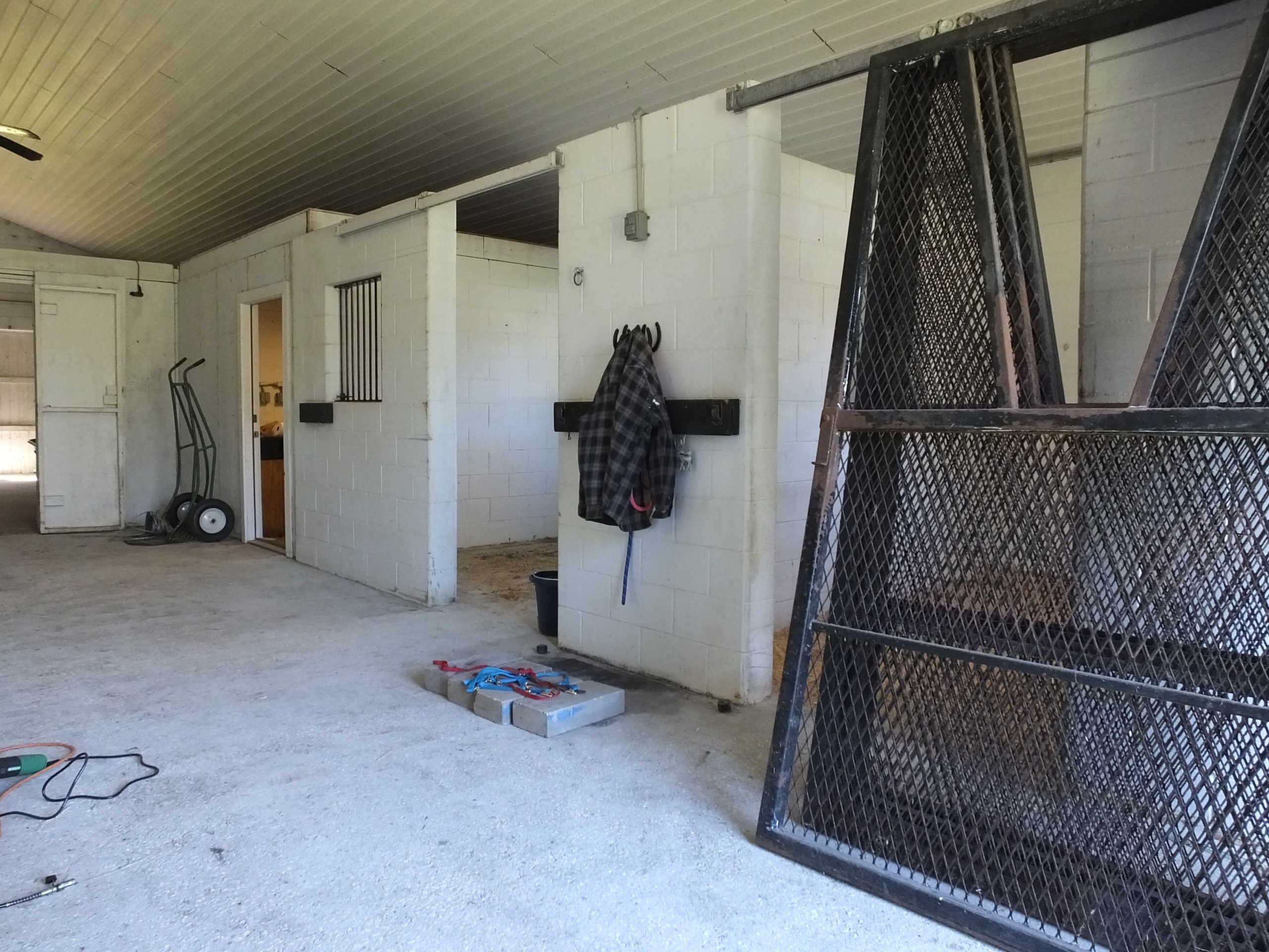 Barn_stall_doors_sandblasting-02-scaled.jpg